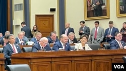 美国众议院金融服务委员会举行“抗击来自中国的经济威胁“听证会。前排左4穿白衣者为加州共和党联邦众议员金映玉。(2023年2月7日,美国之音锺辰芳拍摄)