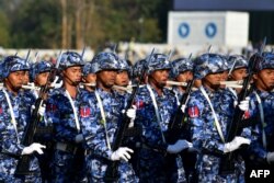 Anggota militer Myanmar berbaris di lapangan parade untuk menandai Hari Kemerdekaan negara itu di Naypyidaw pada 4 Januari 2023. (Foto: AFP)