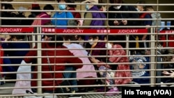 西九龙裁判法院公众人士轮候法庭旁听席筹号的排队区,挤满疑似“排队党”。(美国之音汤惠芸)