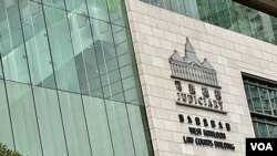 香港西九龙裁判法院大楼一幅玻璃幕墙,2月8日中午民主派47人案审讯期间,怀疑被人射击导致爆裂 (美国之音/汤惠芸)