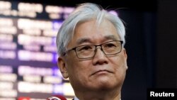 资料照:台湾最大的反对党国民党副主席夏立言在启程前往中国大陆前在台北桃园国际机场对媒体讲话。(2023年2月8日)