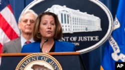 2023年1月26日,美国司法部副部长丽莎·摩纳哥在司法部举行的新闻发布会上讲话。(美联社)