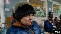 2023年1月20日,柳德米娅·马利诺夫卡在巴赫穆特的一处公共地堡谈她在战火下的生活经历。(美国之音博夏特拍摄)