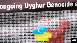 2022年10月1日是中国共产党在中国建立政权的第73个纪念日。而一些属于“东土耳其斯坦觉醒运动”的人士则在美国总统府白宫外面举着标语,集会抗议中共的统治。