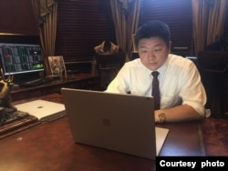 美国棋隆基金管理公司CEO代雪峰在美国家中(照片由代雪峰提供)