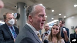 阿拉斯加州共和党籍参议员丹·苏利文 星期四(2月9号)在国会山参加了有关最近飞越美国领空的间谍气球的简报报会议后,同记者交谈。