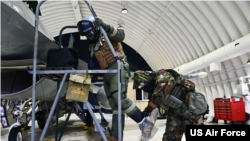 지난 1월 한국 군산 공군기지에 주둔 중인 미군들이 화생방 훈련을 했다.