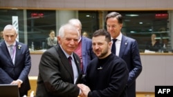 2023年2月9日,在布鲁塞尔举行的欧盟峰会上,乌克兰总统泽连斯基(中)与欧盟外交与安全政策高级代表博雷利握手。