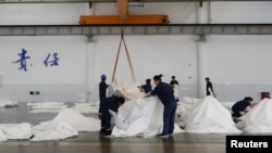 中国山东省德州景津压滤机集团的工人正在工作。(2022年8月25日)