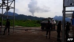 Polisi menjaga keamanan di pabrik peleburan nikel Morowali Utara, Sulawesi pasca kerusuhan saat protes buruh yang menewaskan dua pekerja, termasuk seorang warga negara China, 16 Januari 2023. (Handout / Polisi Morowali / AFP)