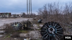 赫尔松国际机场遍布的飞机引擎和其它部件残骸,反映了乌军对当时驻扎在机场的俄军的猛烈攻击。(2023年2月5日,美国之音博夏特拍摄)