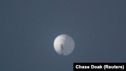 资料照片:2023年2月1日飞过蒙大拿州上空的中国气球。(路透社照片)