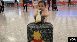 年約3歲的巫小妹妹見證香港、中國大陸及英國三地的疫情變化 (美國之音/湯惠芸)