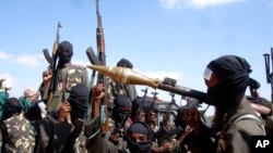 资料照片:索马里青年党武装人员正准备进入首都摩加迪沙。(2008年12月8日)