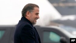 亨特·拜登在纽约州陪同父亲拜登总统登上“空军一号”专机。（2023年2月4日）