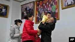 准备离开北京一家照相馆的一家人(2023年1月17日)