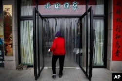 北京西南的定兴县一个慈善组织设立的一个食堂免费供给老年人午餐。(2021年5月13日)