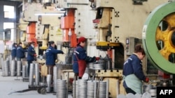 中国安徽淮北的一家工厂工人在铝制品生产线上工作。(2023年1月30日)