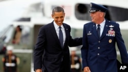 资料照片:时任美国总统奥巴马与时任美国空军第89空运联队队长、空军上校的米尼汉(右)在安德鲁斯联合基地交谈。
