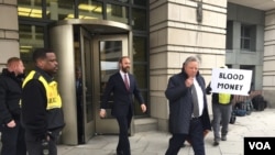 2018年2月23日,前川普竞选阵营助理里克·盖茨对特别检察官罗伯特·穆勒提出的说谎和共谋指控承认有罪后,离开联邦法庭。(美国之音法尔瓦尔拍摄)