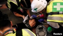 2019年11月11日急救人员正在香港理工大学救助一名受伤抗议者 (路透社)