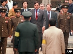 빌 리처드슨 당시 연방 하원의원이 1994년 12월 북한을 방문한 후 판문점을 통해 한국으로 입국하고 있다. 리처드슨 의원은 북한에 의해 격추된 미군 헬기 조종사의 석방과 숨진 조종사의 유해 송환 협상을 위해 북한을 방문했다.