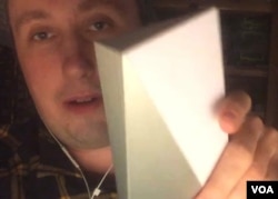 乌克兰首都基辅的软件和通讯技术工程师奥列格·库特科夫(Oleg Kutkov)通过视频向美国之音展示他的星链(Starlink)终端设备(2022年3月7日)