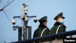 中国武警士兵在上海街头的监控摄像头下执勤。(2022年1月20日)