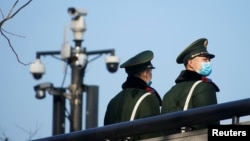 中国武警在上海街头的监控摄像头下执勤。(2022年1月20日)