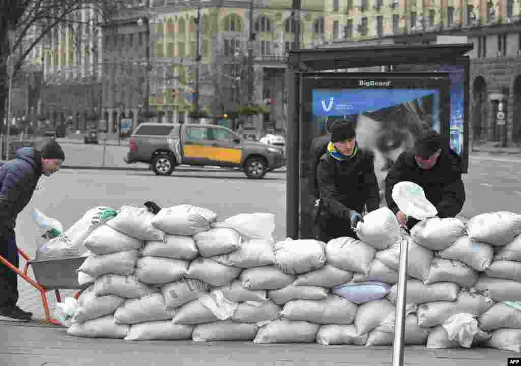 在基辅，志愿者在地铁口放置沙袋。（2022年3月7日）