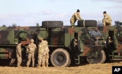美国陆军第82空降师的军人在波兰东南部的一处军用机场设立营地。(2022年2月12日)