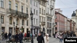 乌克兰民众在利沃夫市区街头行走（2022年2月15日）