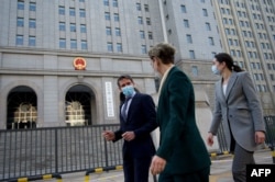 澳大利亚驻华使馆外交官们走过将要审理澳大利亚记者成蕾案的北京第二中级人民法院。(2022年3月31日)