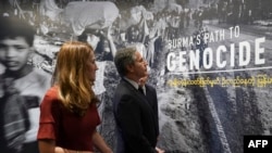 ဝါရှင်တန်ဒီစီမှာ ဖွင့်လှစ်ထားတဲ့ ဂျူးလူမျိုးတွေအစုအပြုံလိုက်သတ်ဖြတ်ခံရတဲ့အောက်မေ့ဖွယ်ပြတိုက်မှာ ဖော်ပြထားတဲ့ မြန်မာပြည်က ရိုဟင်ဂျာတွေကို အစုလိုက်သတ်ဖြတ်မှု ပြခန်းကို သွားရောက်ကြည့်ရှုနေတဲ့ အမေရိကန်နိုင်ငံခြားရေးဝန်ကြီး Antony Blinken (မတ်လ ၂၁၊ ၂၀၂၂)