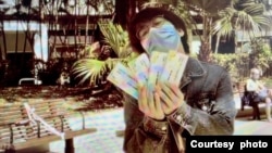 香港创作歌手晴天林在疫情下改编多首耳熟能详的广东流行曲，填上二次创作的歌词讽刺时弊，唱出疫境中香港人的心声 (晴天林社交网站照片)