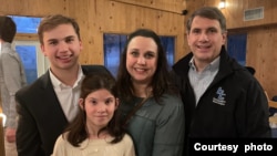 安吉丽娜和哈兹菲尔德一家(来源:2feetin.org)