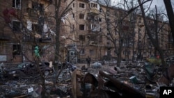 遭到俄罗斯军队轰炸的乌克兰首都基辅居民区。(资料照,2022年3月18日)