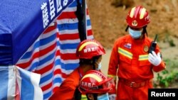 资料照片:搜救人员在中国东航的客机坠落现场工作。(2022年3月24日)