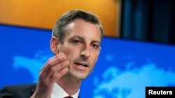 资料照：2022年3月10日，美国国务院发言人普赖斯在新闻发布会上讲话。（路透社）