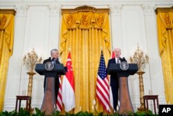 美国总统拜登与来访的新加坡总理李显龙在白宫对媒体讲话。(2022年3月29日)