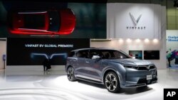 Ô tô điện VinFast VF e36 được trưng bày tại triển lãm AutoMobility LA ở Los Angeles hôm 18/11/2021.