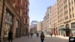 上海封城一景:昔日熙熙攘攘的南京东路步行街2022年3月29日上海全面封城后显得冷冷清清。