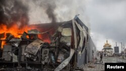 俄军炮轰乌克兰首都基辅地区的一个城镇。(2022年3月30日)