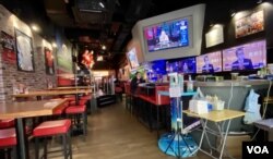 香港持牌酒吧會所聯會創會會長梁立仁表示,港府防疫政策朝夕朝改,影響到香港的營商環境及投資者的信心 (美國之音/湯惠芸)