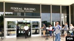 图为位于洛杉矶的联邦政府大楼外,人们正在排队等待获得办理护照服务 (美国之音2019年8月7日资料照)