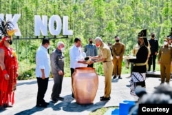 Presiden Jokowi melakukan prosesi penyatuan air dan tanah di Titik Nol, IKN di Kabupaten Penajam Paser Utara, Kaltim, Senin (14/3) yang berasal dari 34 Provinsi di Indonesia yang di bawa oleh masing-masing Gubernur (biro Setpres)