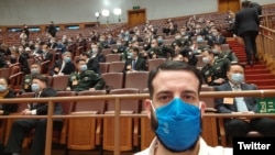 西班牙《阿贝赛报》和记者桑蒂索在北京报道人大会议(2022年3月9日)