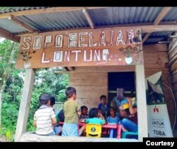 Kegiatan mendongeng oleh kakak pendamping di Sopo Belajar. (Foto: Alusi Tao Toba)