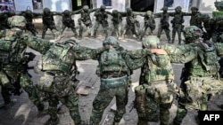 台湾士兵在高雄一处军事基地进行军事表演。(资料照 2021年1月6日)