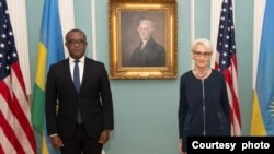 Wendy Sherman (D), Secretaire d’Etat molandi ya Etats-Unis akutani na ministre ya mambi ma Bapaya ya Rwanda, Vincent Biruta (G) na Département d'Etat, Washington DC, 2 sanza ya mibale 2023.